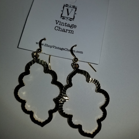 Vintage Clarissa Gold Scallop Drop Earrings - Picture 4 of 4